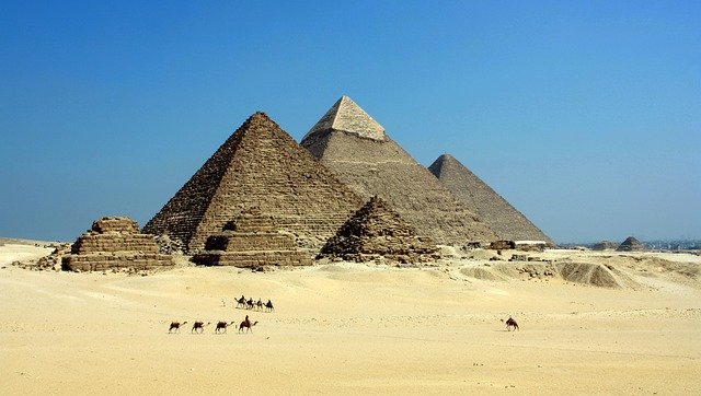 Mennyibe kerülne ma a Kheopsz piramis felépítése?