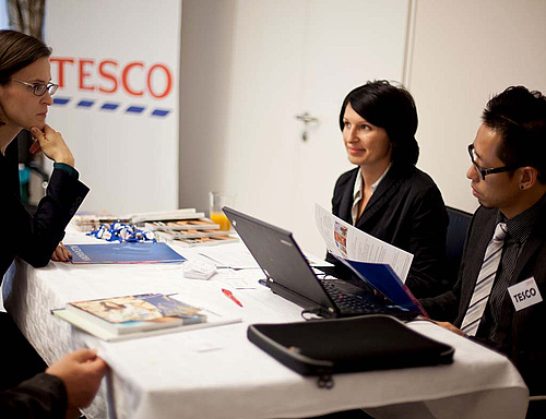 A kormány stratégia megállapodást köt a TESCO-GLOBAL Áruházak Zrt-vel.