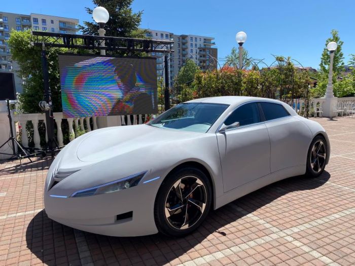 román tesla elektromos autó